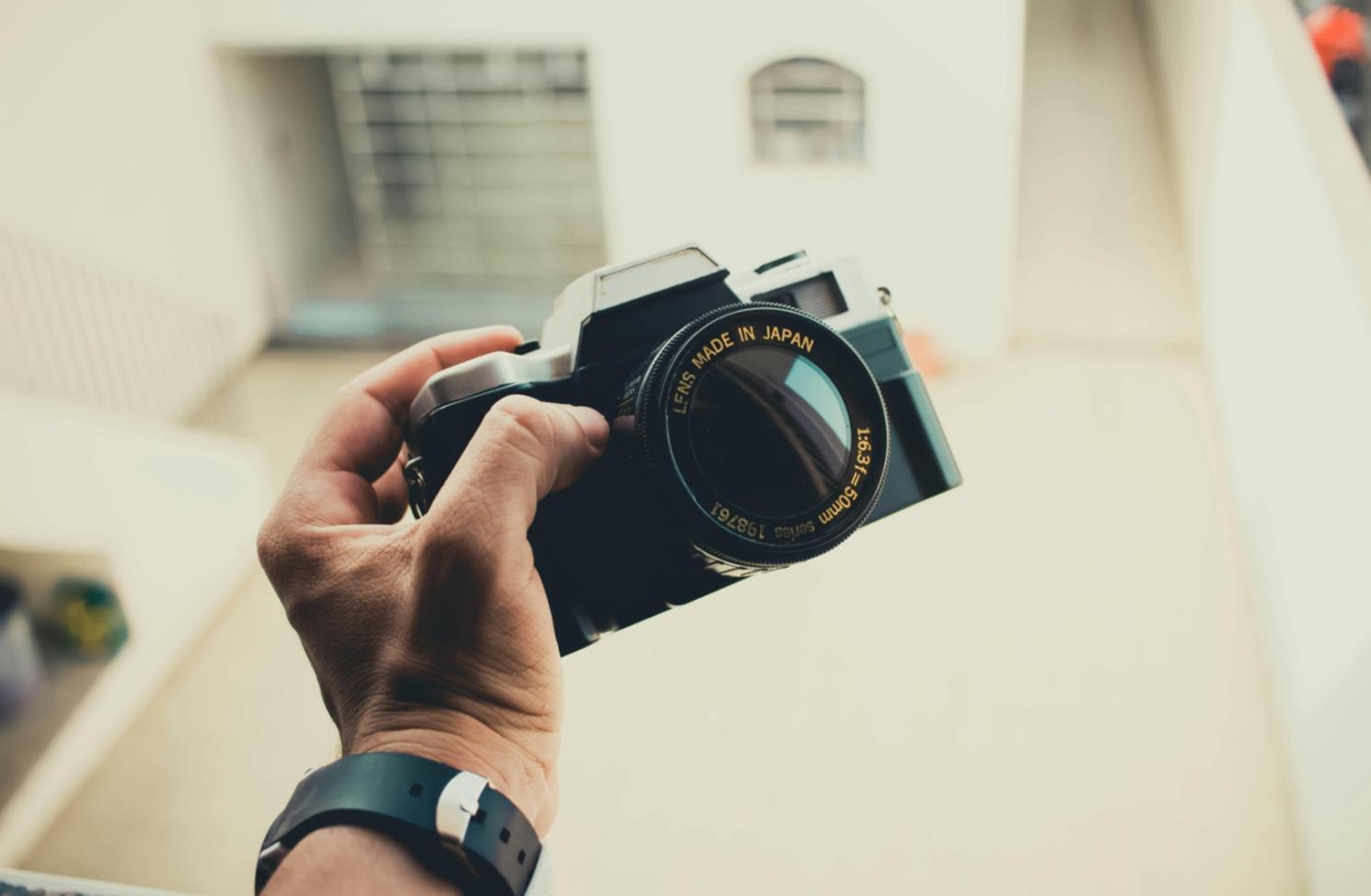 Fotografo naturalista in azione durante una sessione di ripresa